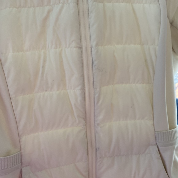 Lululemon down for it all - Picture 8 of 8